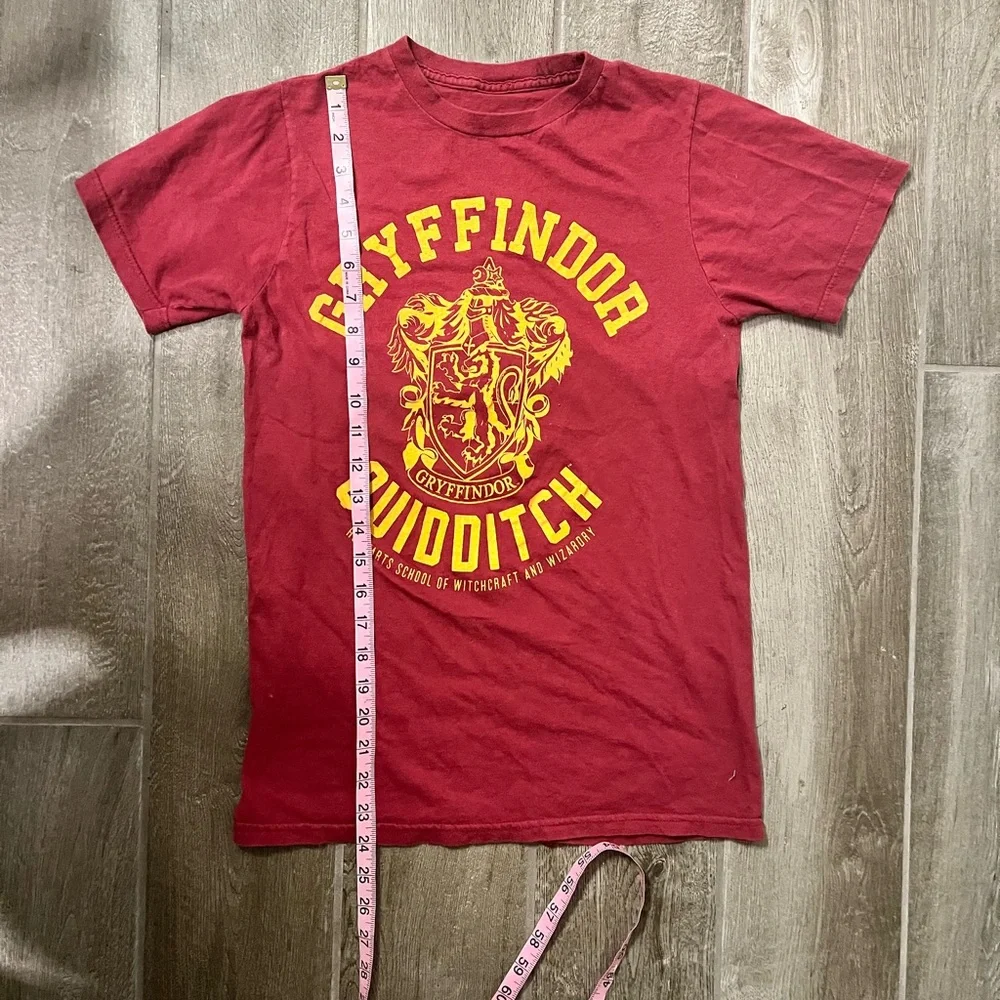 Harry Potter Gryffindorf T-Shirt Hogwarts Shirt Size S - Picture 2 of 4